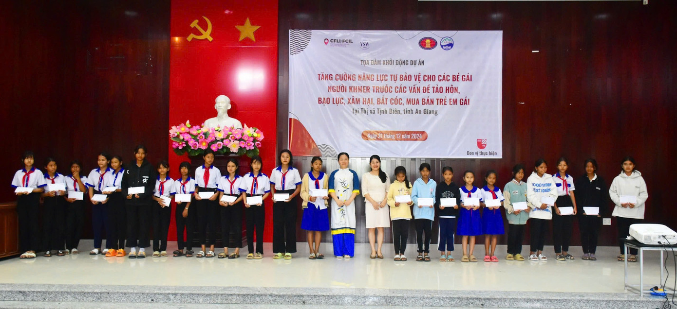 Tặng quà cho học sinh người Khmer tại thị xã Tịnh Biên (An Giang).