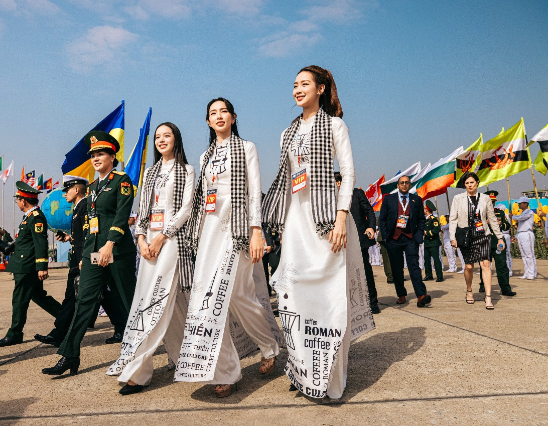 Hoa hậu Thanh Thủy, Hoa hậu Thùy Tiên, Hoa hậu Bảo Ngọc đồng hành cùng Trung Nguyên E-Coffee tham gia tại Triển lãm Quốc phòng Quốc tế Việt Nam 2024. Nguồn ảnh: Hải Lê Cao Hoa hậu Thanh Thủy, Hoa hậu Thùy Tiên, Hoa hậu Bảo Ngọc đồng hành cùng Trung Nguyên E-Coffee tham gia tại Triển lãm Quốc phòng Quốc tế Việt Nam 2024. Nguồn ảnh: Hải Lê Cao