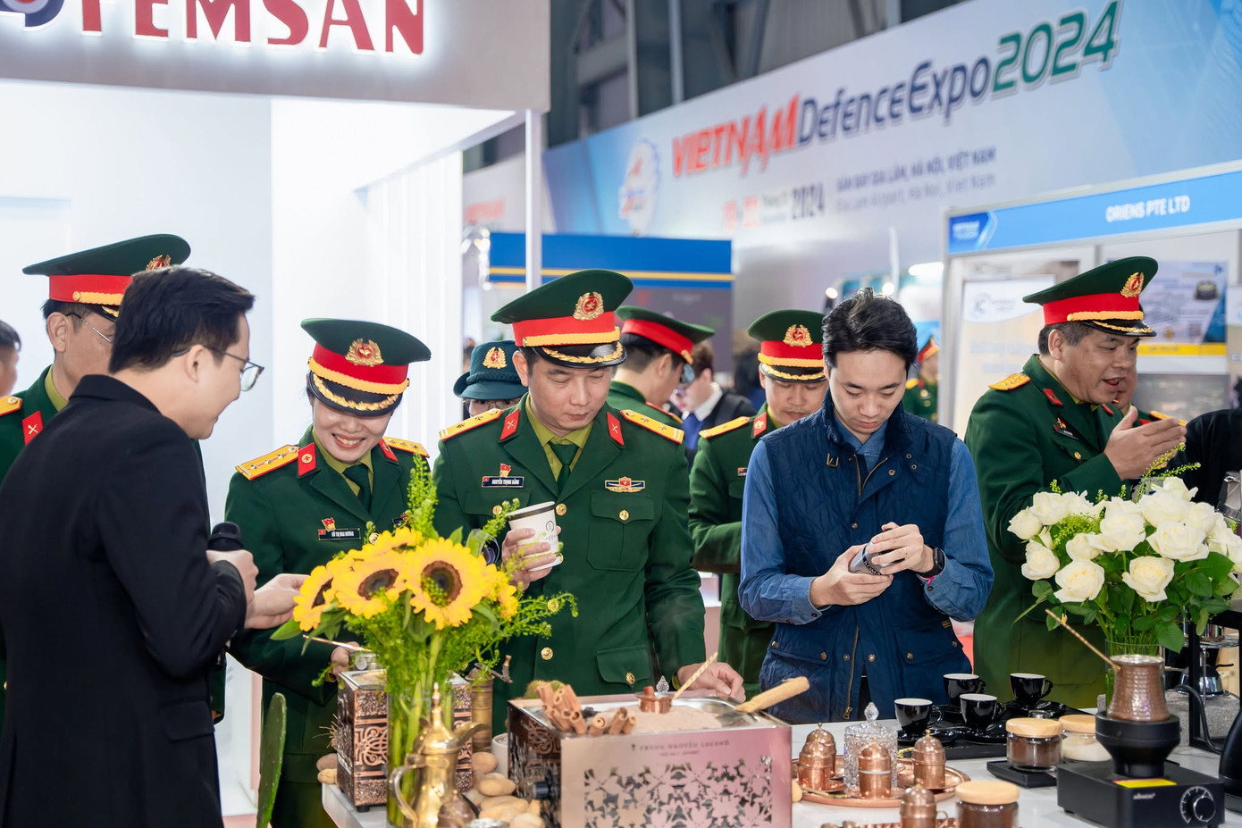 Đông đảo đại biểu, quan khách của Triển lãm Quốc phòng Quốc tế Việt Nam 2024 có những trải nghiệm cà phê đặc biệt với mô hình Trung Nguyên E-Coffee. Đông đảo đại biểu, quan khách của Triển lãm Quốc phòng Quốc tế Việt Nam 2024 có những trải nghiệm cà phê đặc biệt với mô hình Trung Nguyên E-Coffee.