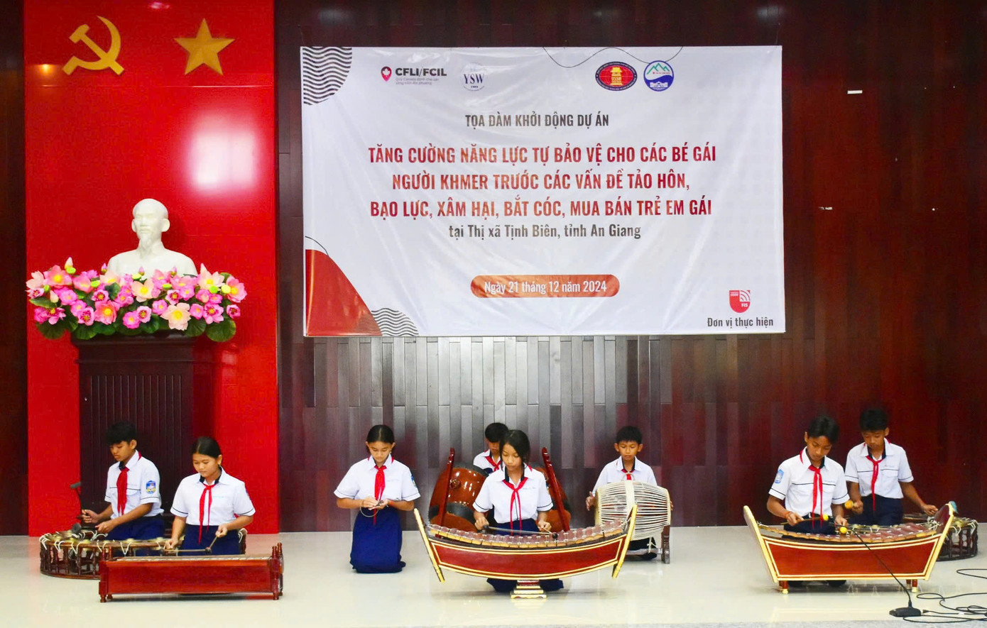 Học sinh người Khmer thị xã Tịnh Biên biểu diễn nhạc ngũ âm.