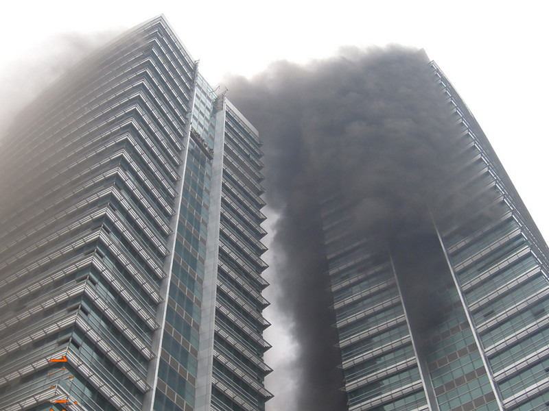 16h30, khói đen bao trùm công trình tháp đôi 29 và 33 tầng, phải đến hơn 21h ngọn lửa mới cơ bản được khống chế Ảnh: CTV Cháy lớn tại tòa nhà Tập đoàn Điện lực Việt Nam