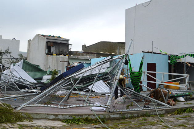 Người dân bắt đầu dọn dẹp nhà cửa sau bão. Ảnh: VGP/Thế Phong