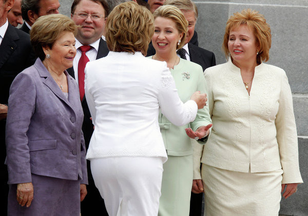 Trong ảnh, bà Lyudmila (ngoài cùng, bên phải) có mặt tại buổi lễ nhậm chức tổng thống của chồng hồi tháng 5 năm ngoái