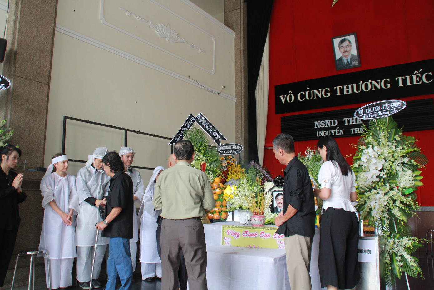 Nhiều nghệ sĩ gạo cội của sân khấu, điện ảnh đến viếng NSND Thế Anh ảnh 13