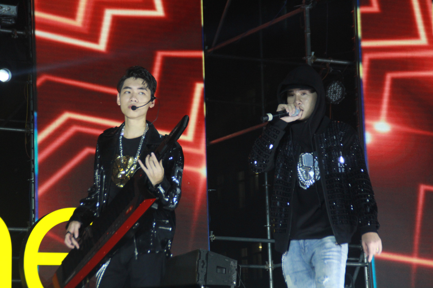 Trúc Nhân diện áo vest - quần cụt 'quẩy' tưng bừng cùng hàng ngàn sinh viên ảnh 1