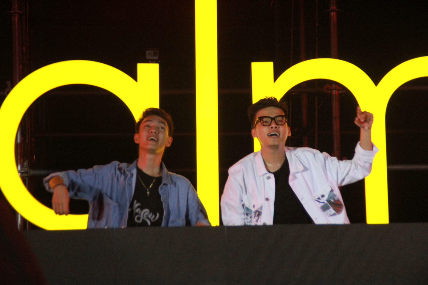 Trúc Nhân diện áo vest - quần cụt 'quẩy' tưng bừng cùng hàng ngàn sinh viên ảnh 13