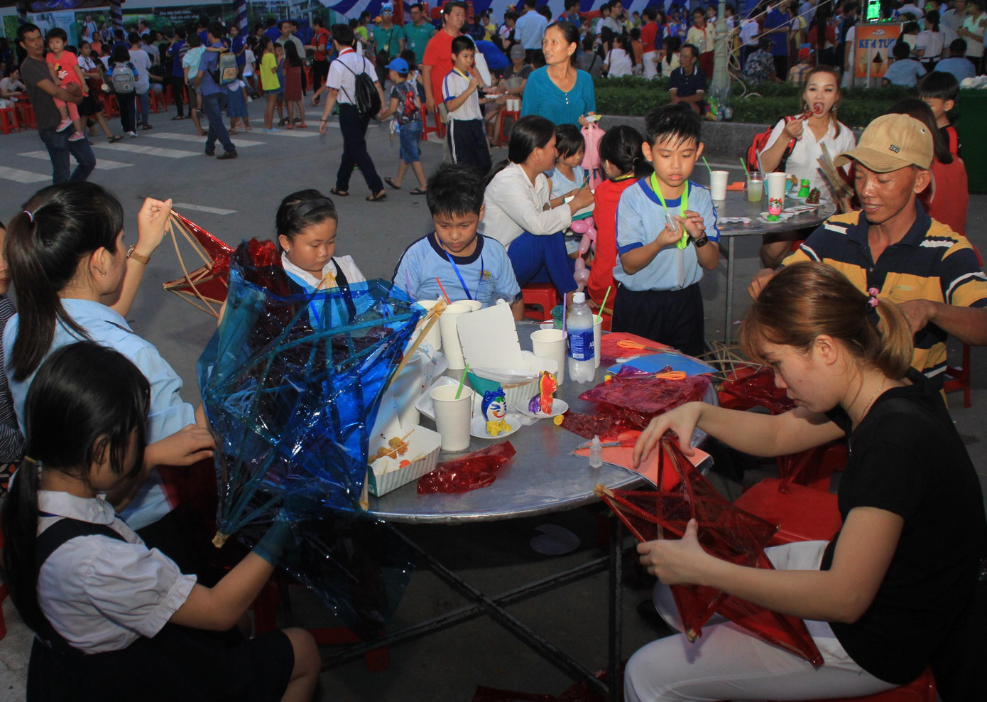 Mặc mưa lớn, 2.000 bạn nhỏ TPHCM đón trung thu trong tình thương ấm áp ảnh 14