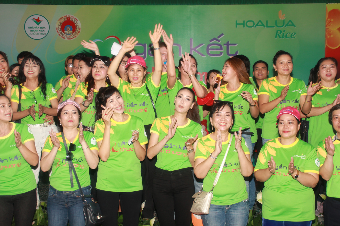 Hoa hậu Hà Kiều Anh, NSND Kim Xuân cùng các nghệ sĩ chăm lo các cụ già neo đơn ảnh 19