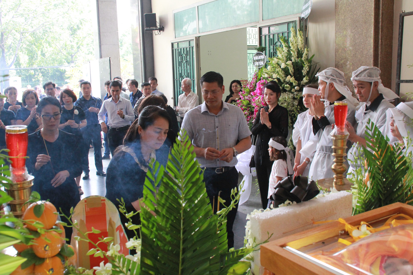 Nhiều nghệ sĩ gạo cội của sân khấu, điện ảnh đến viếng NSND Thế Anh ảnh 12