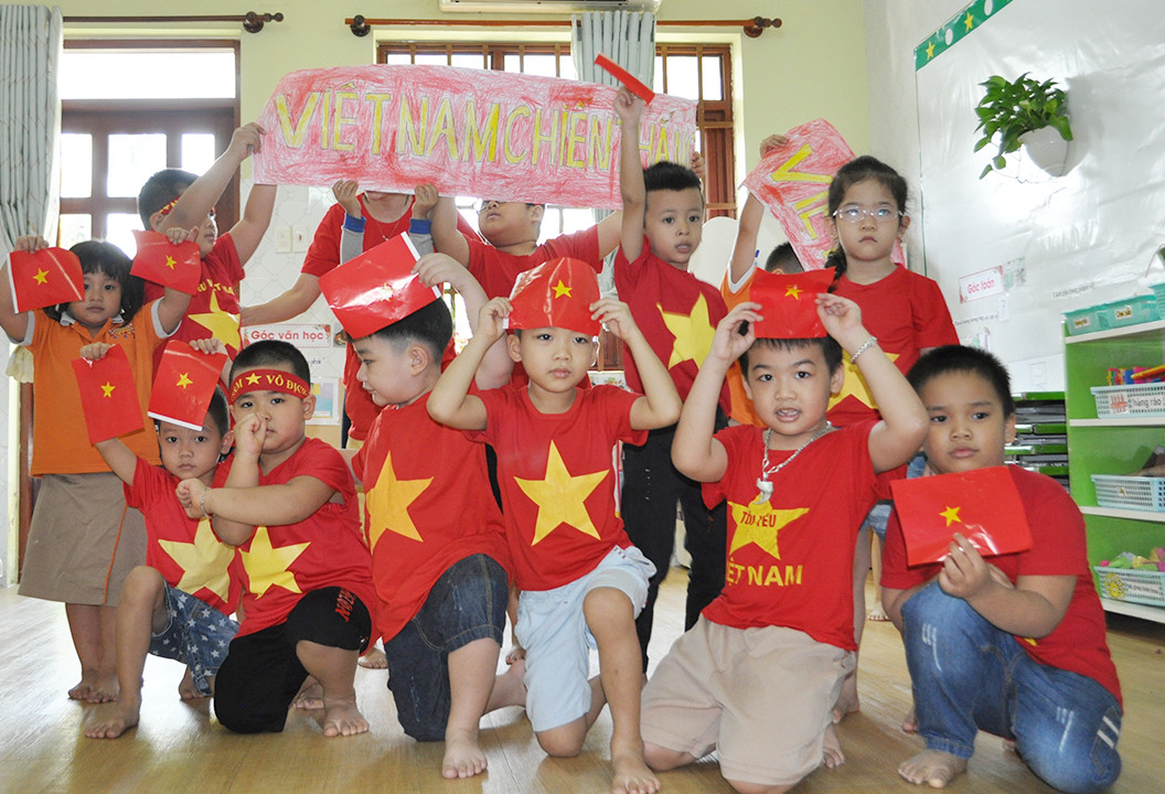 Học sinh tiểu học TPHCM diện áo cờ đỏ sao vàng tiếp lửa cho U22 Việt Nam ảnh 10