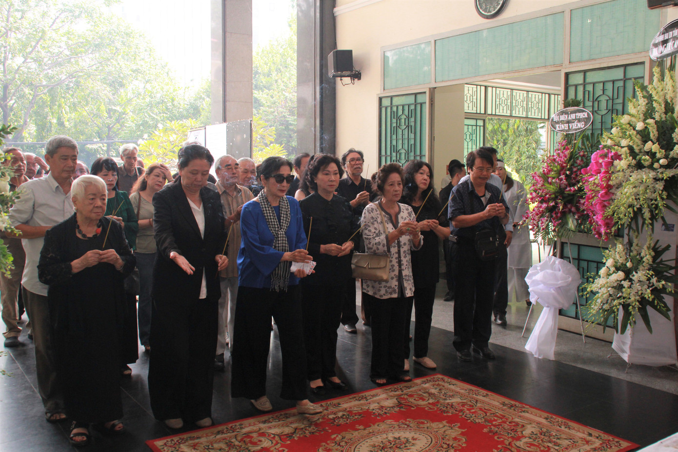 Nhiều nghệ sĩ gạo cội của sân khấu, điện ảnh đến viếng NSND Thế Anh ảnh 3