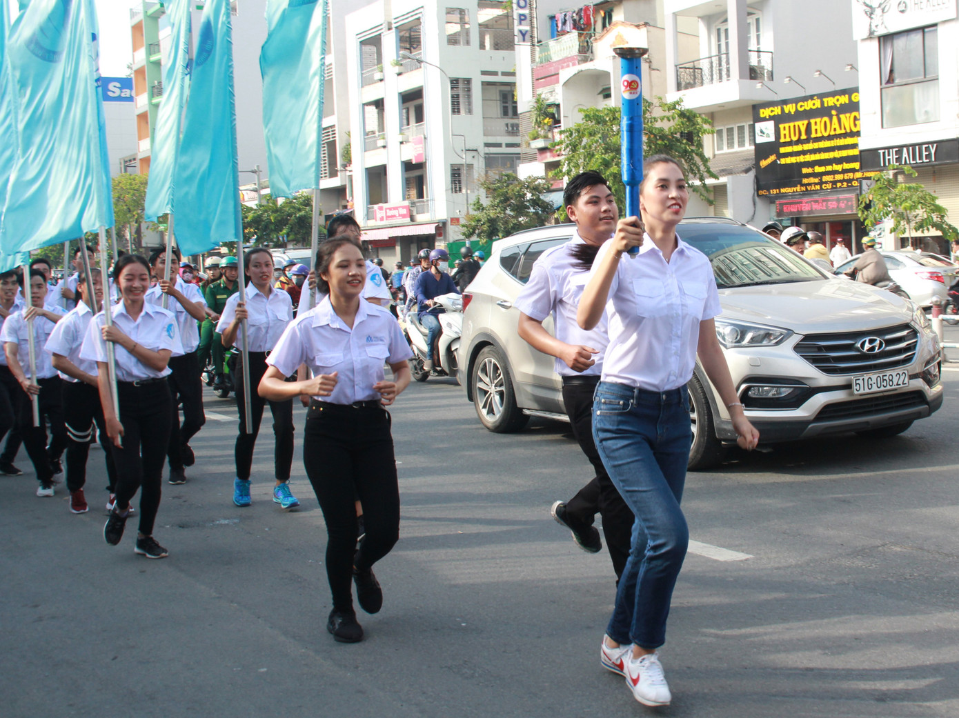 Hoa hậu Tiểu Vy rước đuốc cùng sinh viên TPHCM ảnh 8