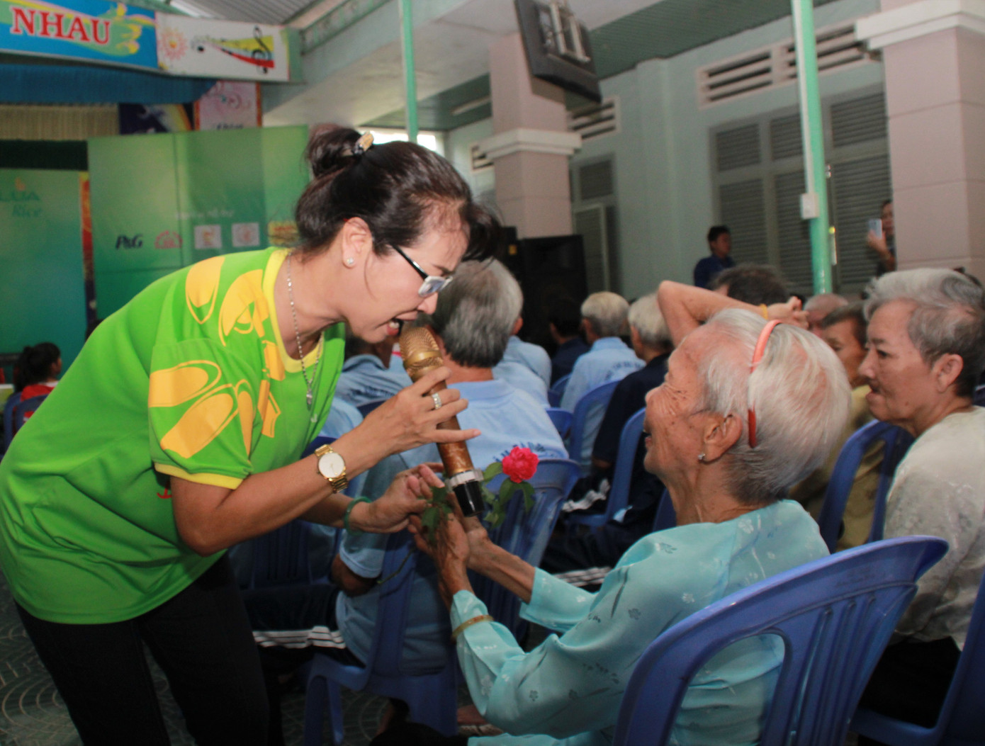 Hoa hậu Hà Kiều Anh, NSND Kim Xuân cùng các nghệ sĩ chăm lo các cụ già neo đơn ảnh 11