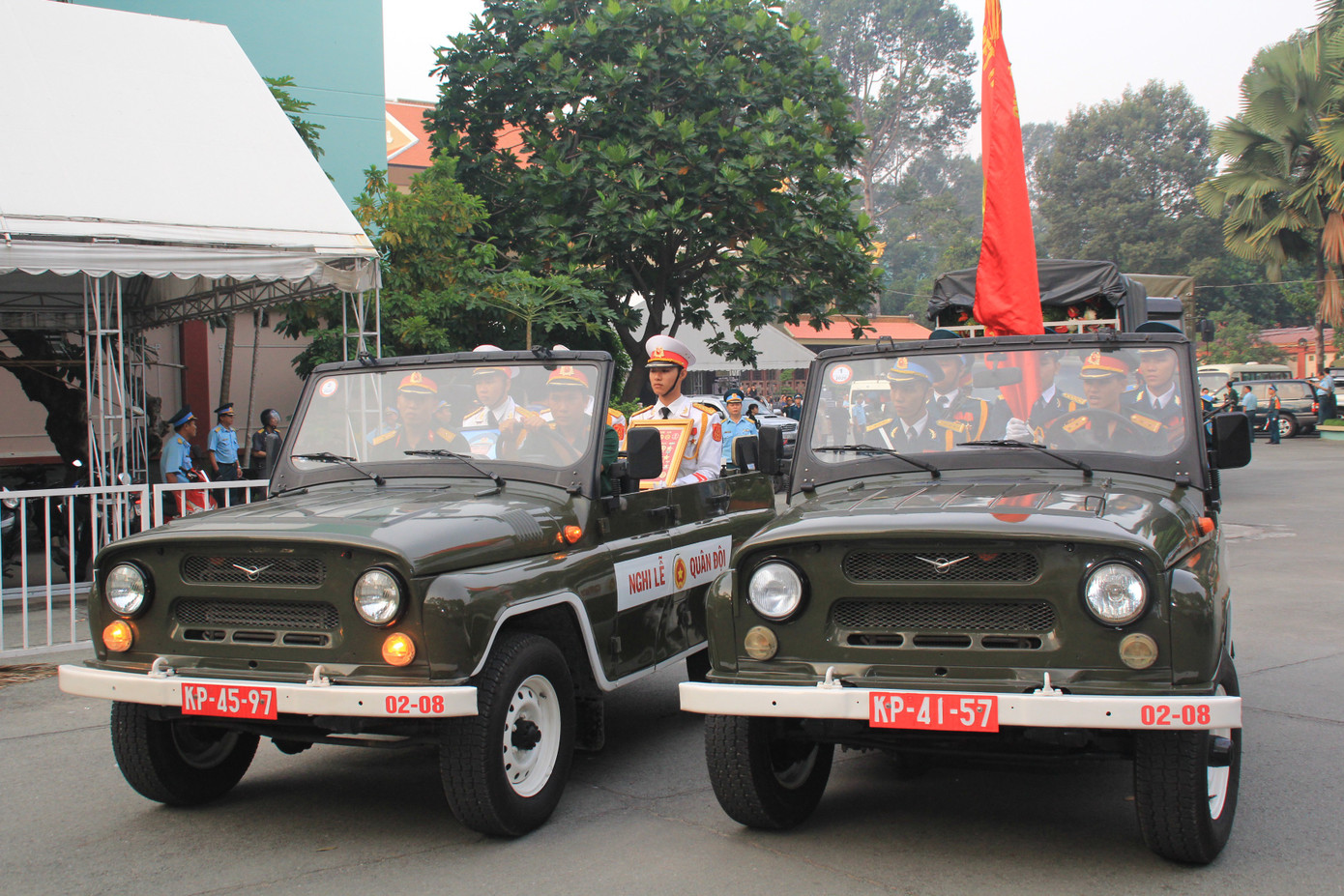 Tiễn đưa linh cữu Anh hùng phi công Nguyễn Văn Bảy về quê nhà ảnh 7