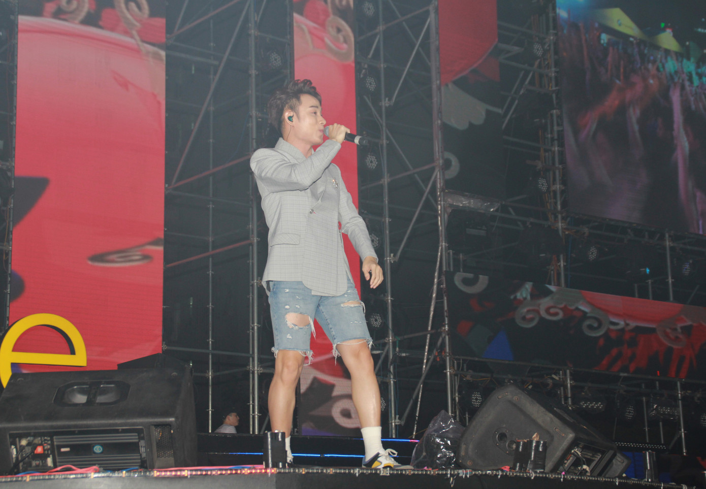 Trúc Nhân diện áo vest - quần cụt 'quẩy' tưng bừng cùng hàng ngàn sinh viên ảnh 11