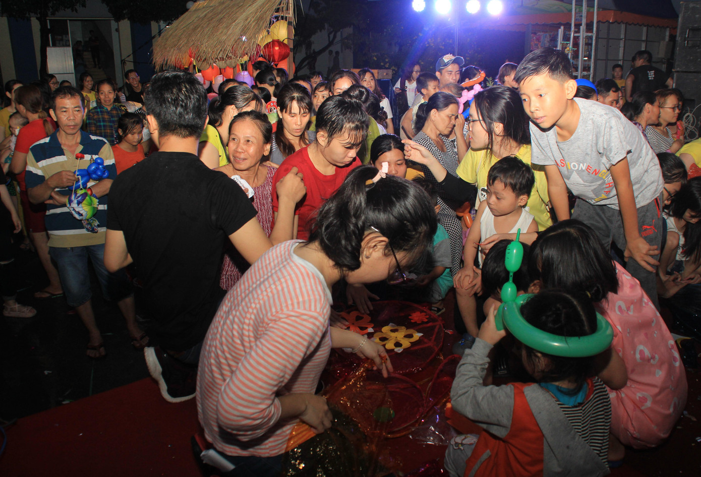 Niềm vui lan tỏa ở ngày hội Trung thu dành tặng bệnh nhi ảnh 14