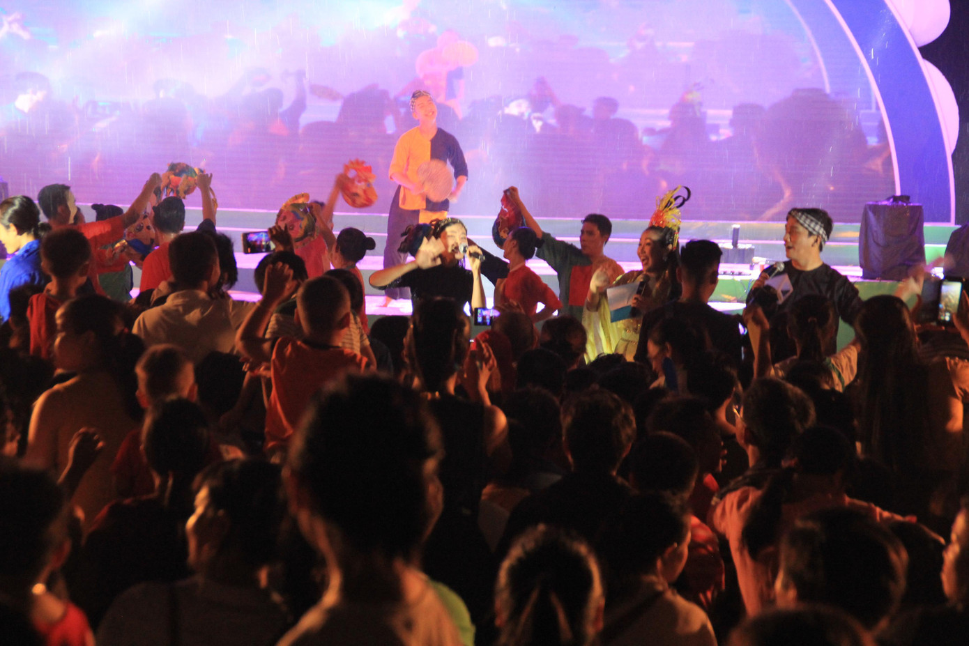 Mặc mưa lớn, 2.000 bạn nhỏ TPHCM đón trung thu trong tình thương ấm áp ảnh 1