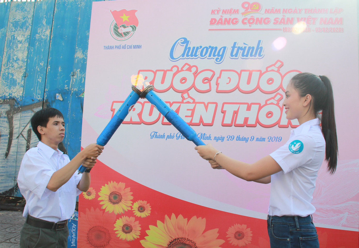 Hoa hậu Tiểu Vy rước đuốc cùng sinh viên TPHCM ảnh 3