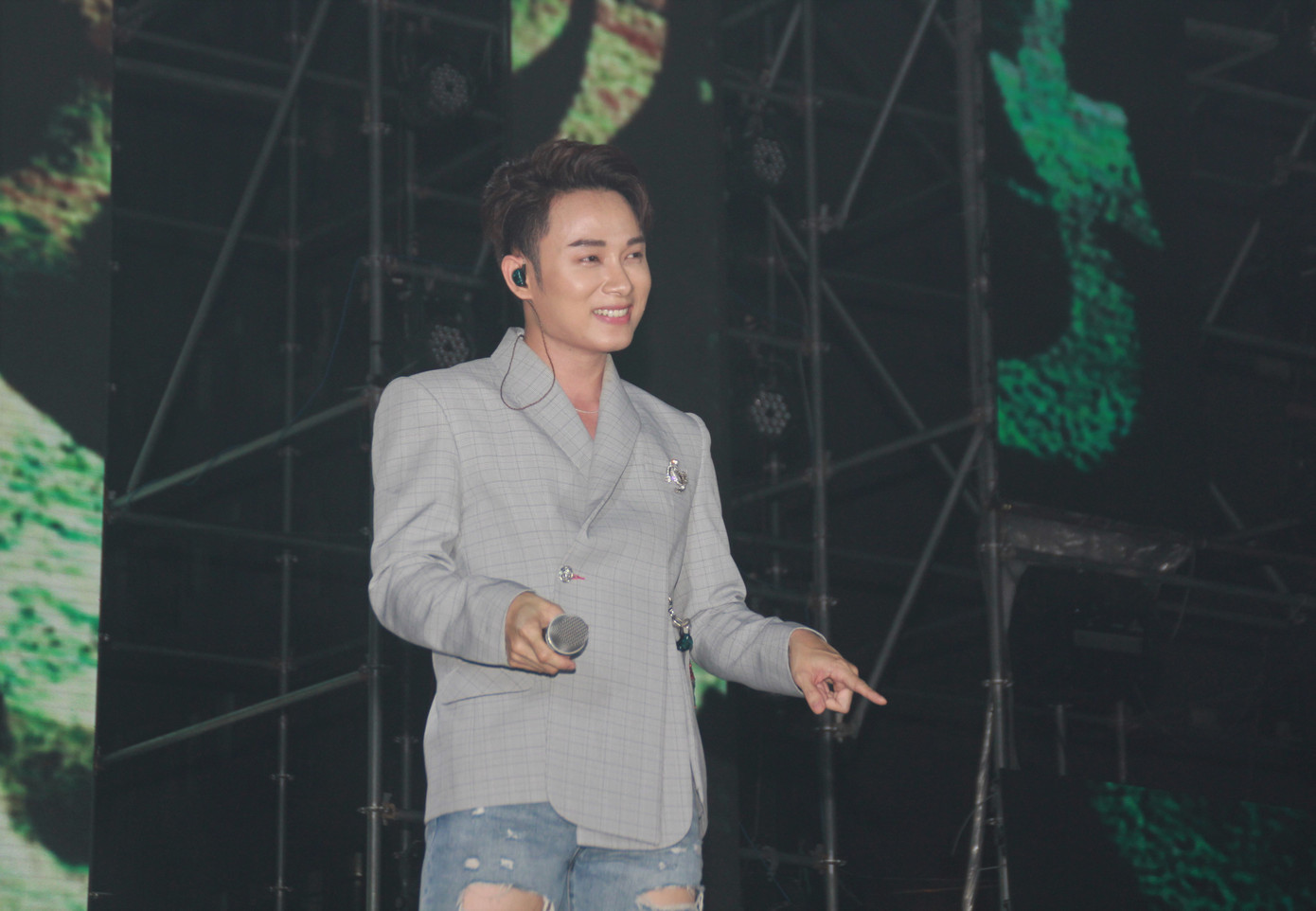 Trúc Nhân diện áo vest - quần cụt 'quẩy' tưng bừng cùng hàng ngàn sinh viên ảnh 12