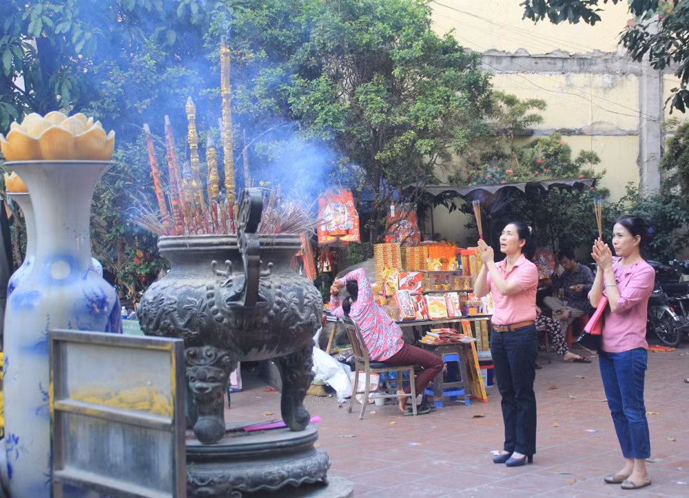 Bên trong đền thờ đặt lư hương Đức Thánh Trần ở Sài Gòn ảnh 7