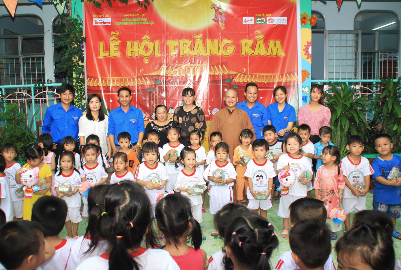 Báo Tiền Phong tổ chức Tết Trung thu cho hơn 400 em nhỏ Tiền Giang ảnh 8