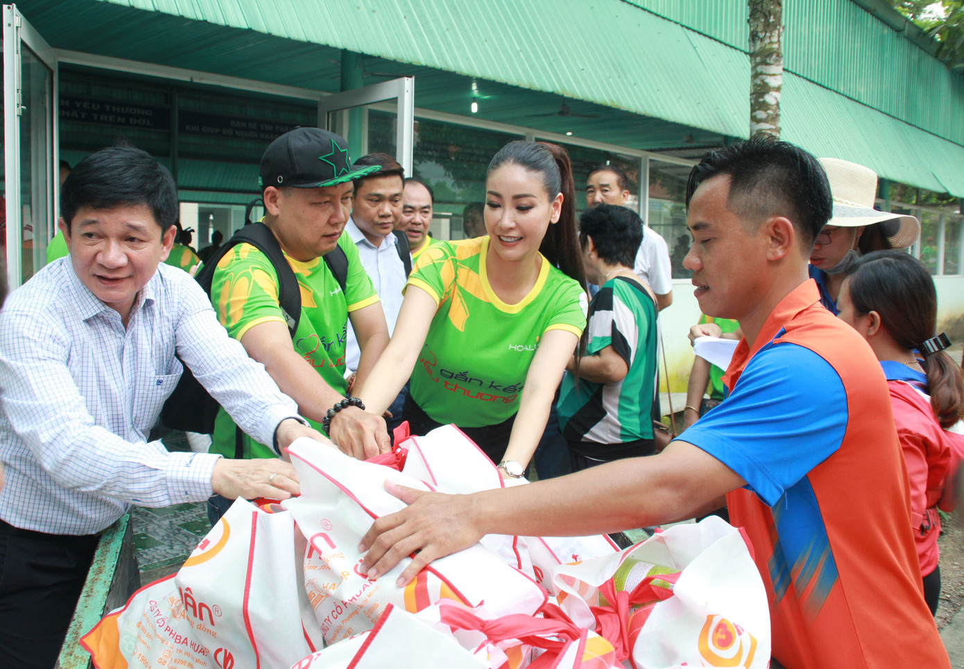 Hoa hậu Hà Kiều Anh, NSND Kim Xuân cùng các nghệ sĩ chăm lo các cụ già neo đơn ảnh 14