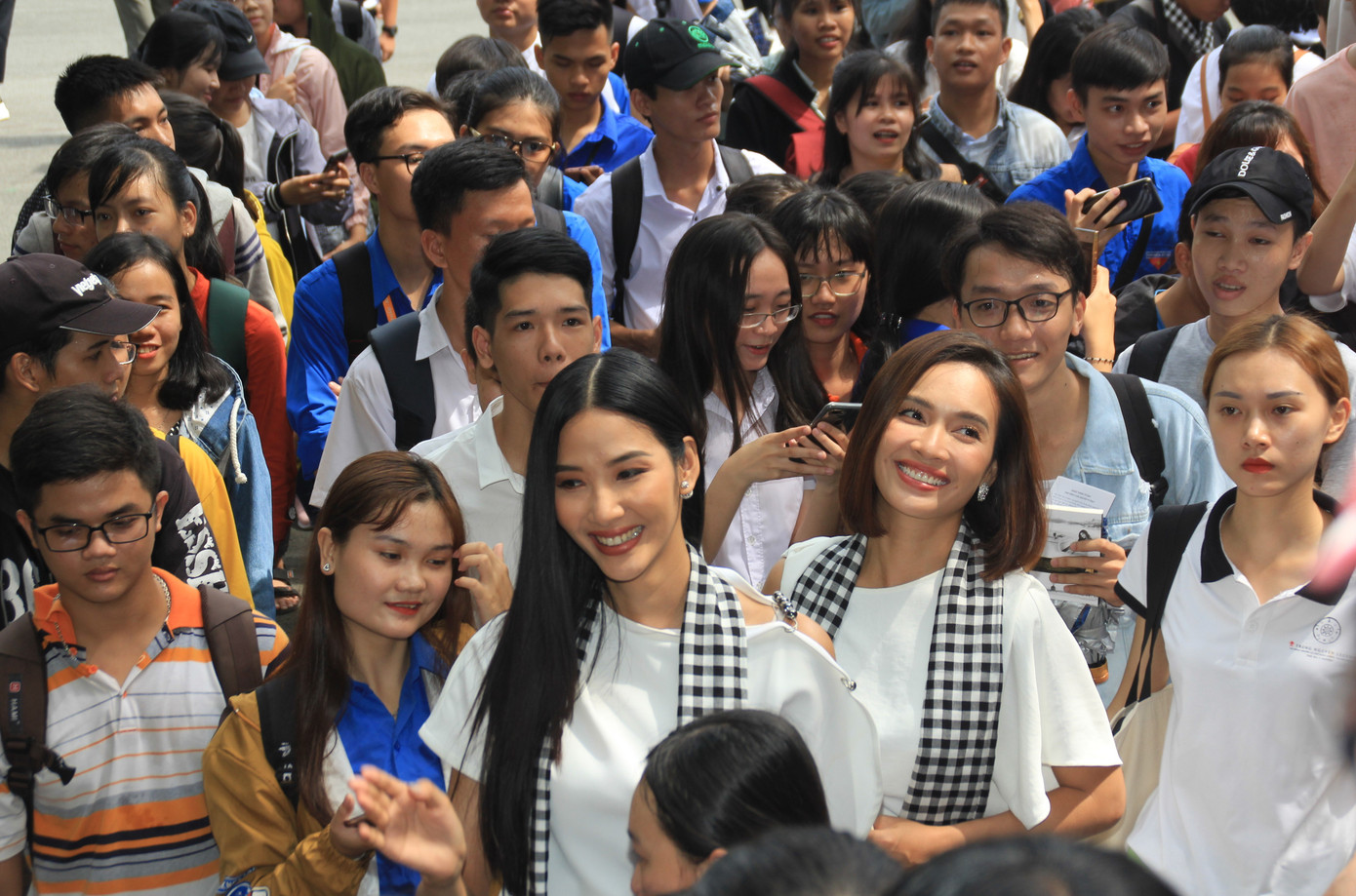 Hoàng Thùy, Ái Phương 'khuấy đảo' ngày khai giảng ĐH Nông lâm TPHCM ảnh 4