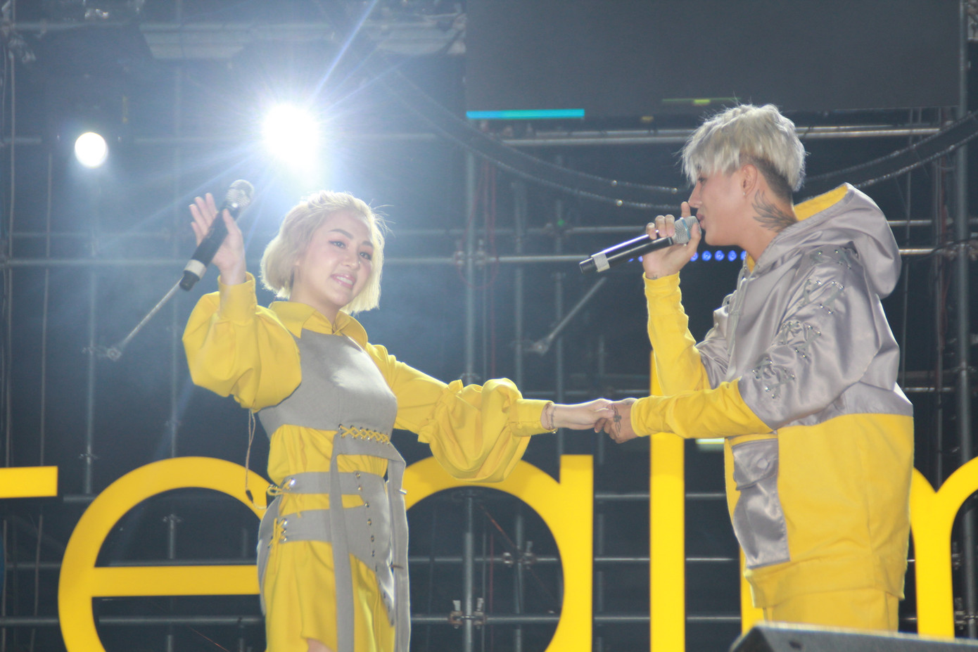 Trúc Nhân diện áo vest - quần cụt 'quẩy' tưng bừng cùng hàng ngàn sinh viên ảnh 3