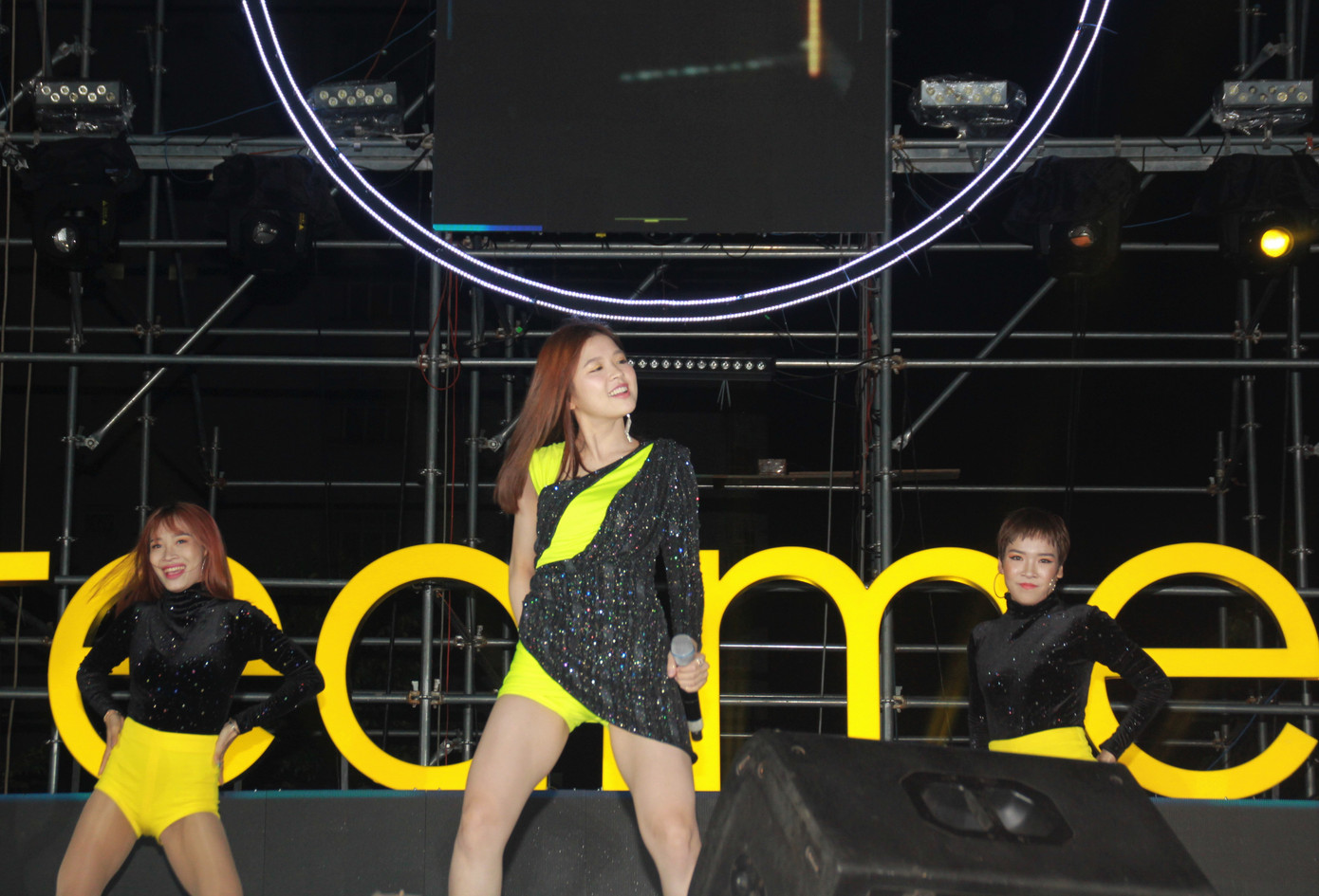 Trúc Nhân diện áo vest - quần cụt 'quẩy' tưng bừng cùng hàng ngàn sinh viên ảnh 9