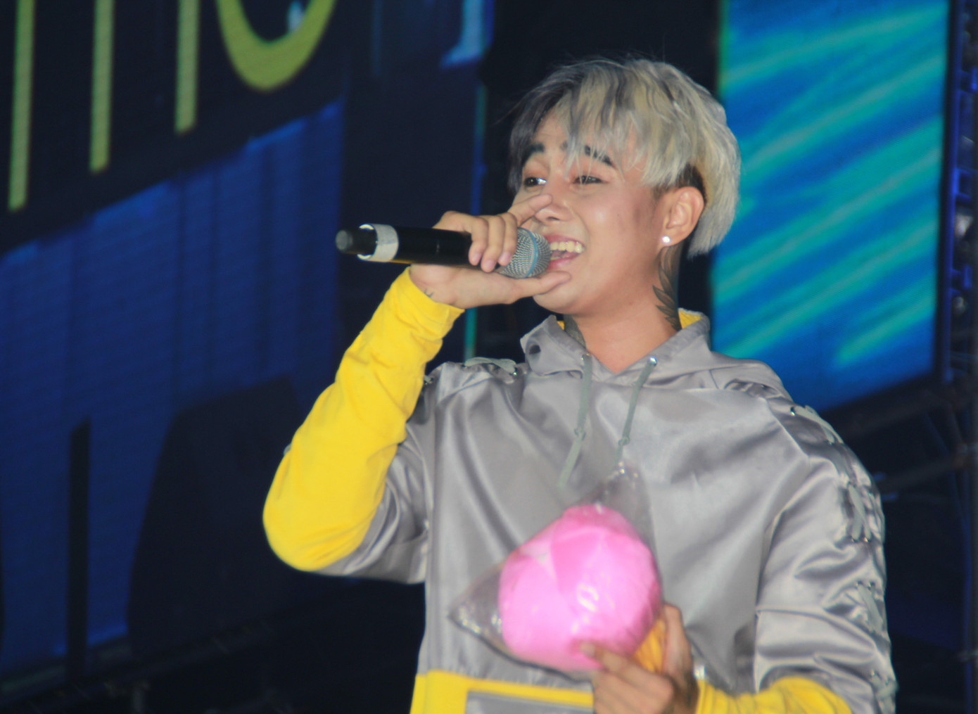 Trúc Nhân diện áo vest - quần cụt 'quẩy' tưng bừng cùng hàng ngàn sinh viên ảnh 4