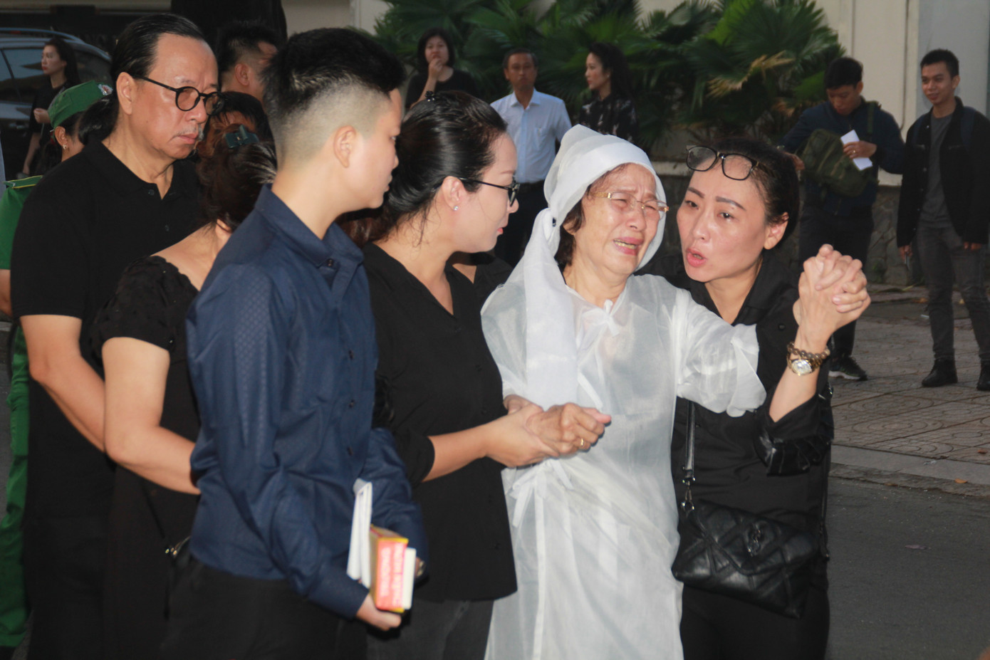 Đồng nghiệp và gia đình nghẹn lòng tiễn biệt 'Trung úy Phương' Thế Anh ảnh 14