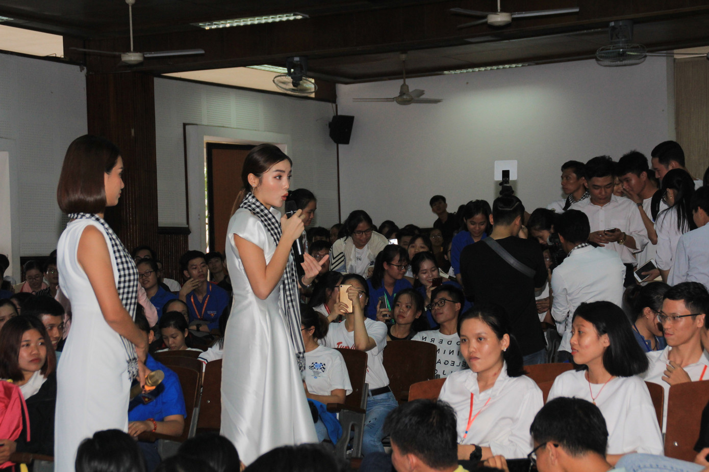 Hoàng Thùy, Ái Phương 'khuấy đảo' ngày khai giảng ĐH Nông lâm TPHCM ảnh 5