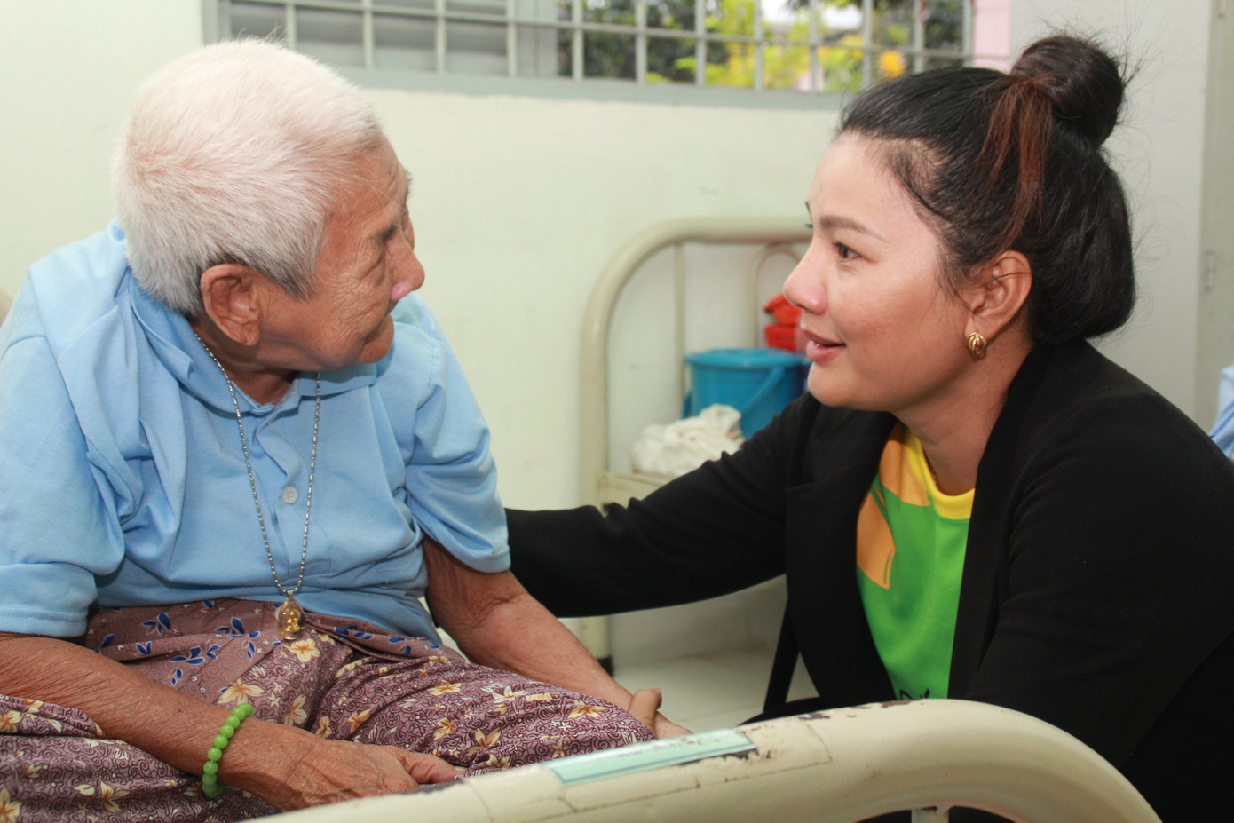 Hoa hậu Hà Kiều Anh, NSND Kim Xuân cùng các nghệ sĩ chăm lo các cụ già neo đơn ảnh 9