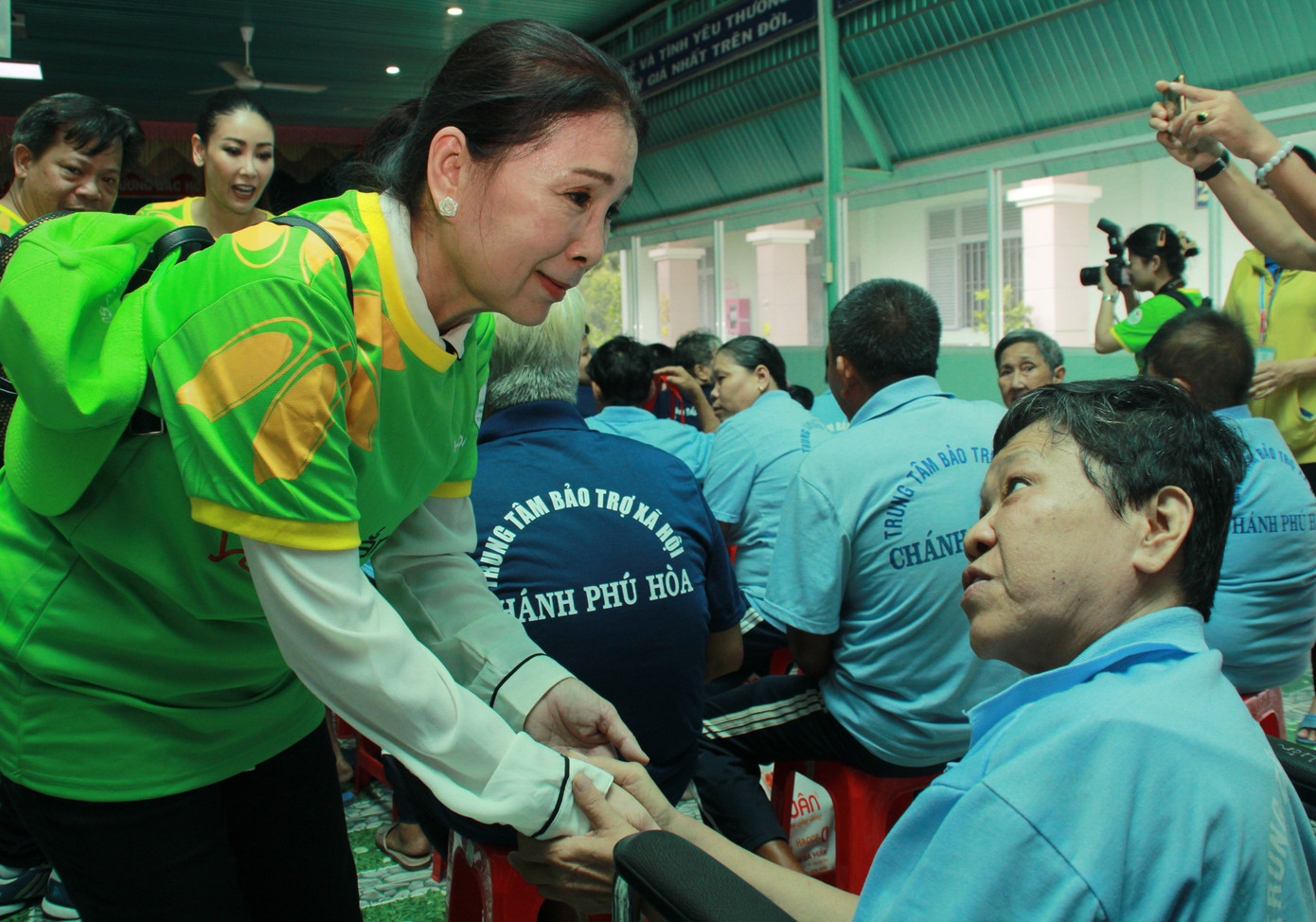 Hoa hậu Hà Kiều Anh, NSND Kim Xuân cùng các nghệ sĩ chăm lo các cụ già neo đơn ảnh 5