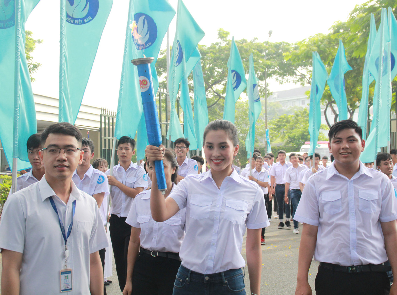Hoa hậu Tiểu Vy rước đuốc cùng sinh viên TPHCM ảnh 11