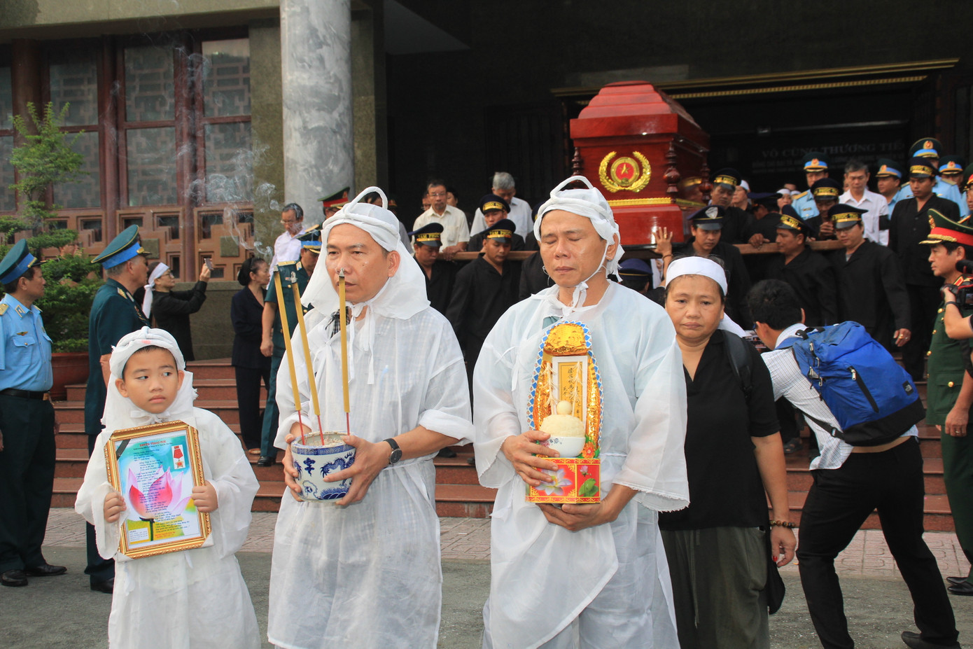 Tiễn đưa linh cữu Anh hùng phi công Nguyễn Văn Bảy về quê nhà ảnh 5