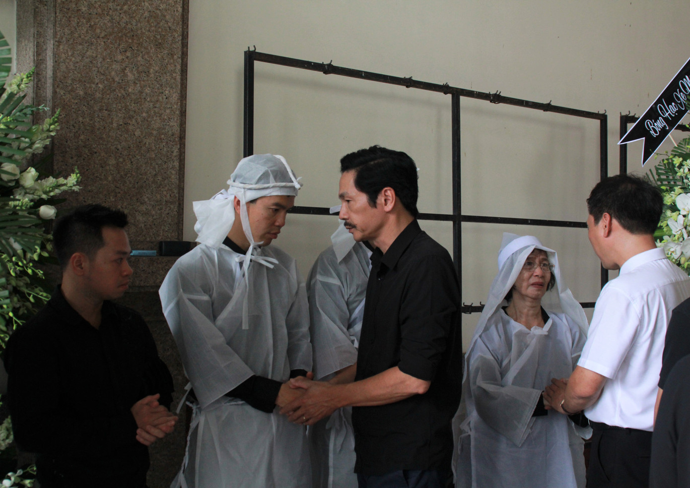 Nhiều nghệ sĩ gạo cội của sân khấu, điện ảnh đến viếng NSND Thế Anh ảnh 8