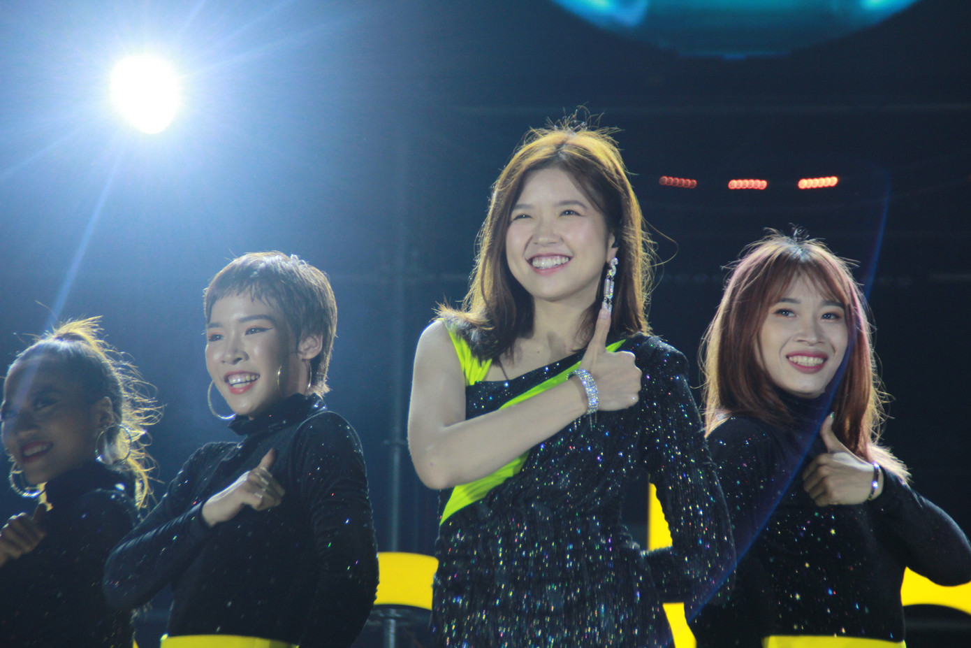 Trúc Nhân diện áo vest - quần cụt 'quẩy' tưng bừng cùng hàng ngàn sinh viên ảnh 10