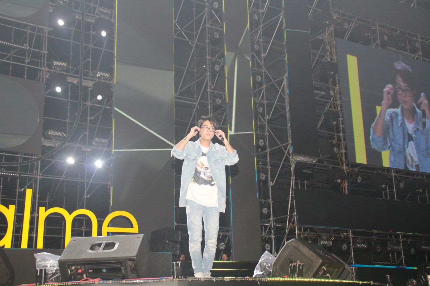 Trúc Nhân diện áo vest - quần cụt 'quẩy' tưng bừng cùng hàng ngàn sinh viên ảnh 5