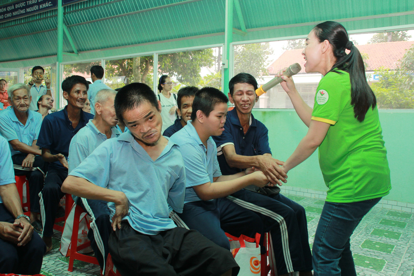 Hoa hậu Hà Kiều Anh, NSND Kim Xuân cùng các nghệ sĩ chăm lo các cụ già neo đơn ảnh 13