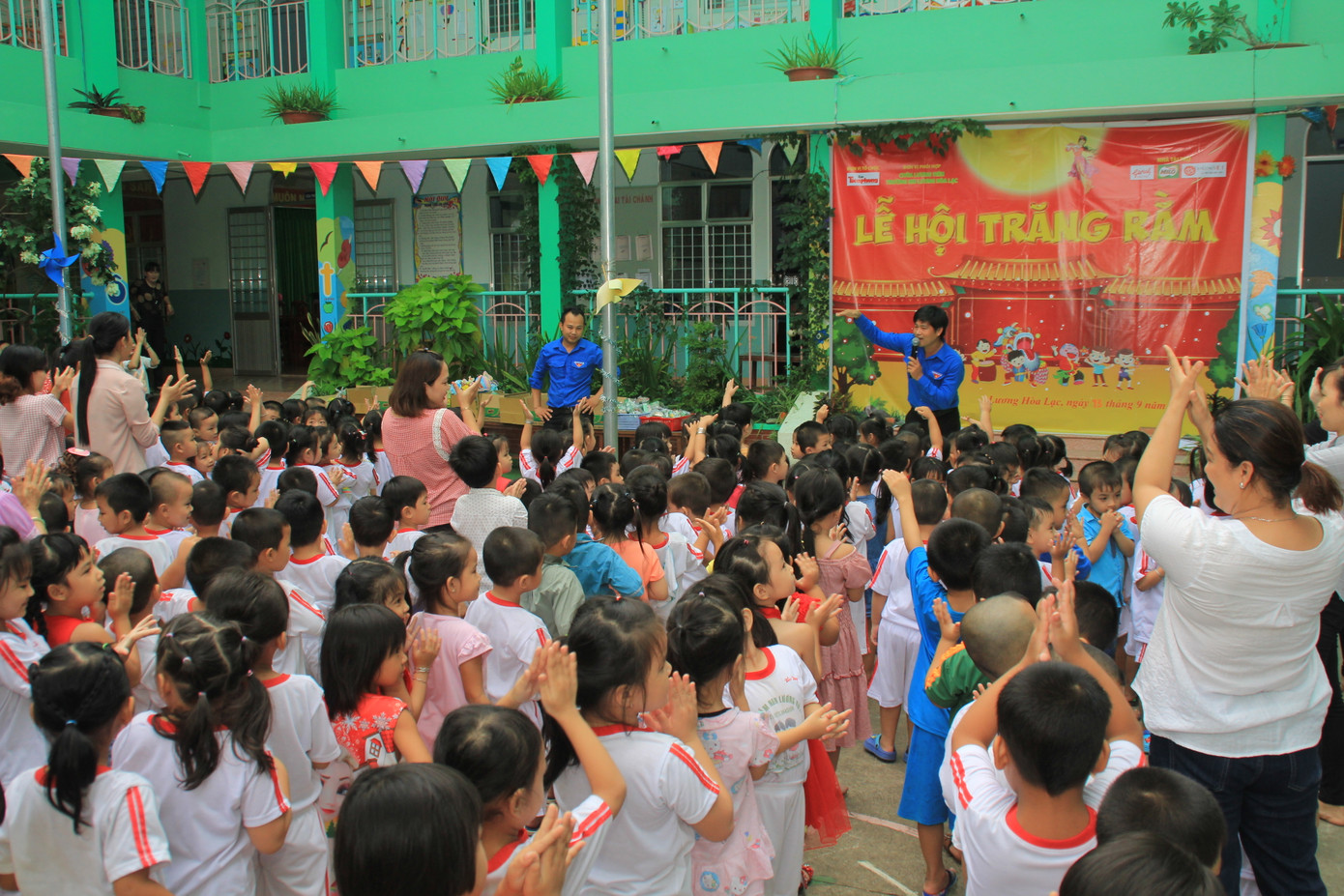 Báo Tiền Phong tổ chức Tết Trung thu cho hơn 400 em nhỏ Tiền Giang ảnh 1