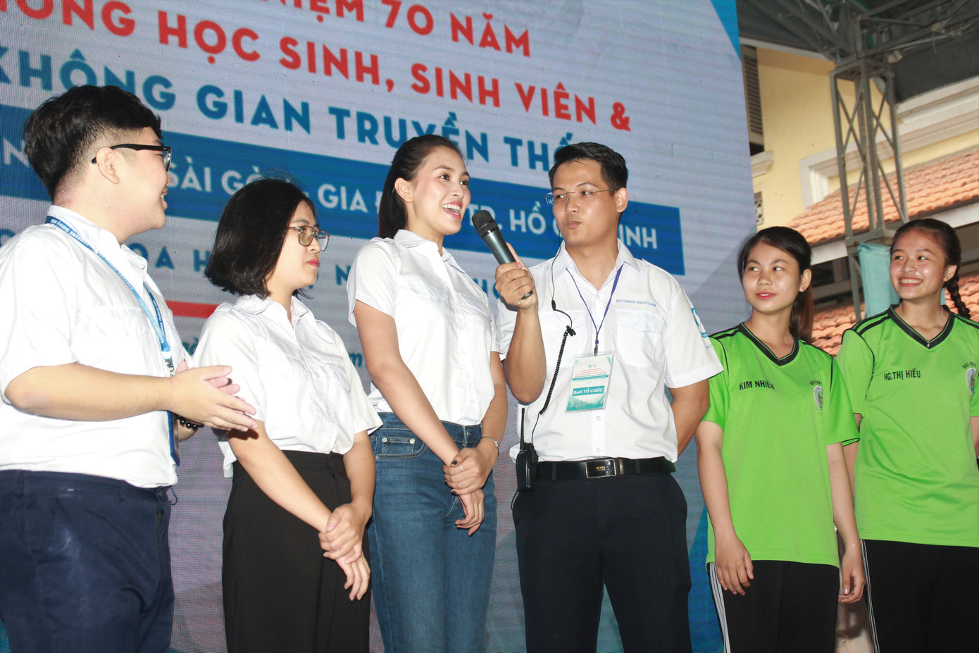 Hoa hậu Tiểu Vy rước đuốc cùng sinh viên TPHCM ảnh 15