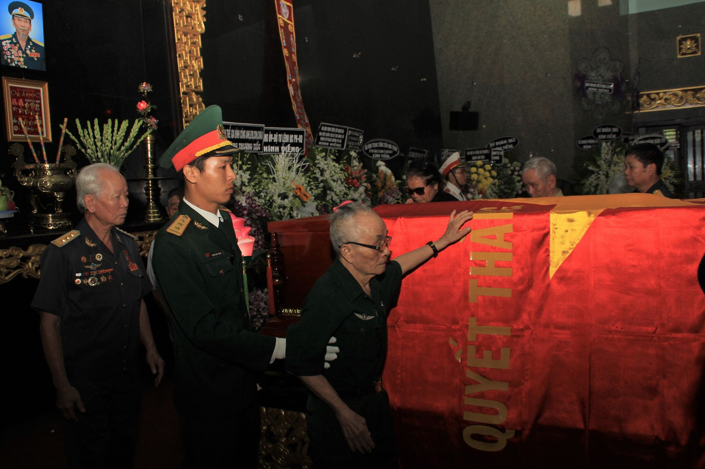Gia đình, đồng đội tiễn biệt Anh hùng phi công Nguyễn Văn Bảy ảnh 10