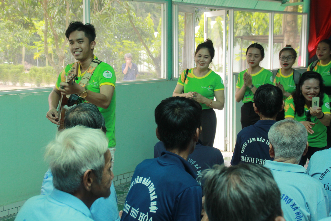 Hoa hậu Hà Kiều Anh, NSND Kim Xuân cùng các nghệ sĩ chăm lo các cụ già neo đơn ảnh 17