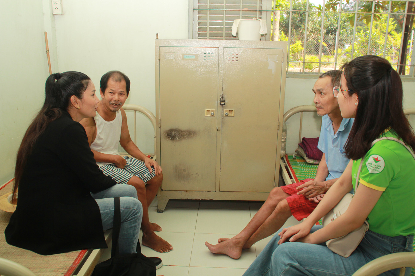 Hoa hậu Hà Kiều Anh, NSND Kim Xuân cùng các nghệ sĩ chăm lo các cụ già neo đơn ảnh 3