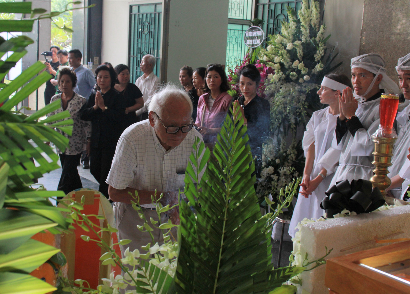 Nhiều nghệ sĩ gạo cội của sân khấu, điện ảnh đến viếng NSND Thế Anh ảnh 11