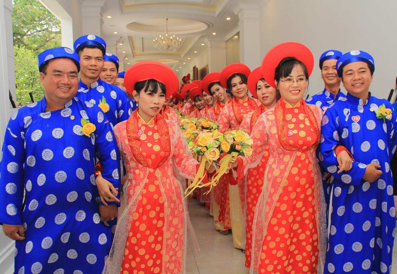 Tham gia lễ cưới, các đôi trẻ được hỗ trợ nhiều phương tiện, quà tặng ý nghĩa. Khác với nhiều năm qua được tổ chức trong ngày Quốc khánh 2/9, năm nay lễ cưới diễn ra vào ngày 15/10 đúng dịp kỷ niệm ngày truyền thống Thanh niên công nhân TPHCM.