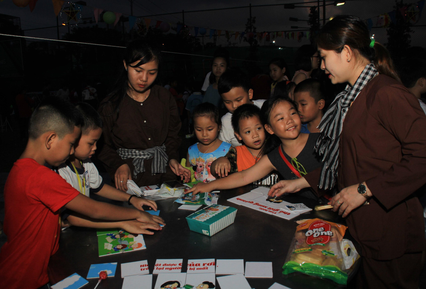 Mặc mưa lớn, 2.000 bạn nhỏ TPHCM đón trung thu trong tình thương ấm áp ảnh 11