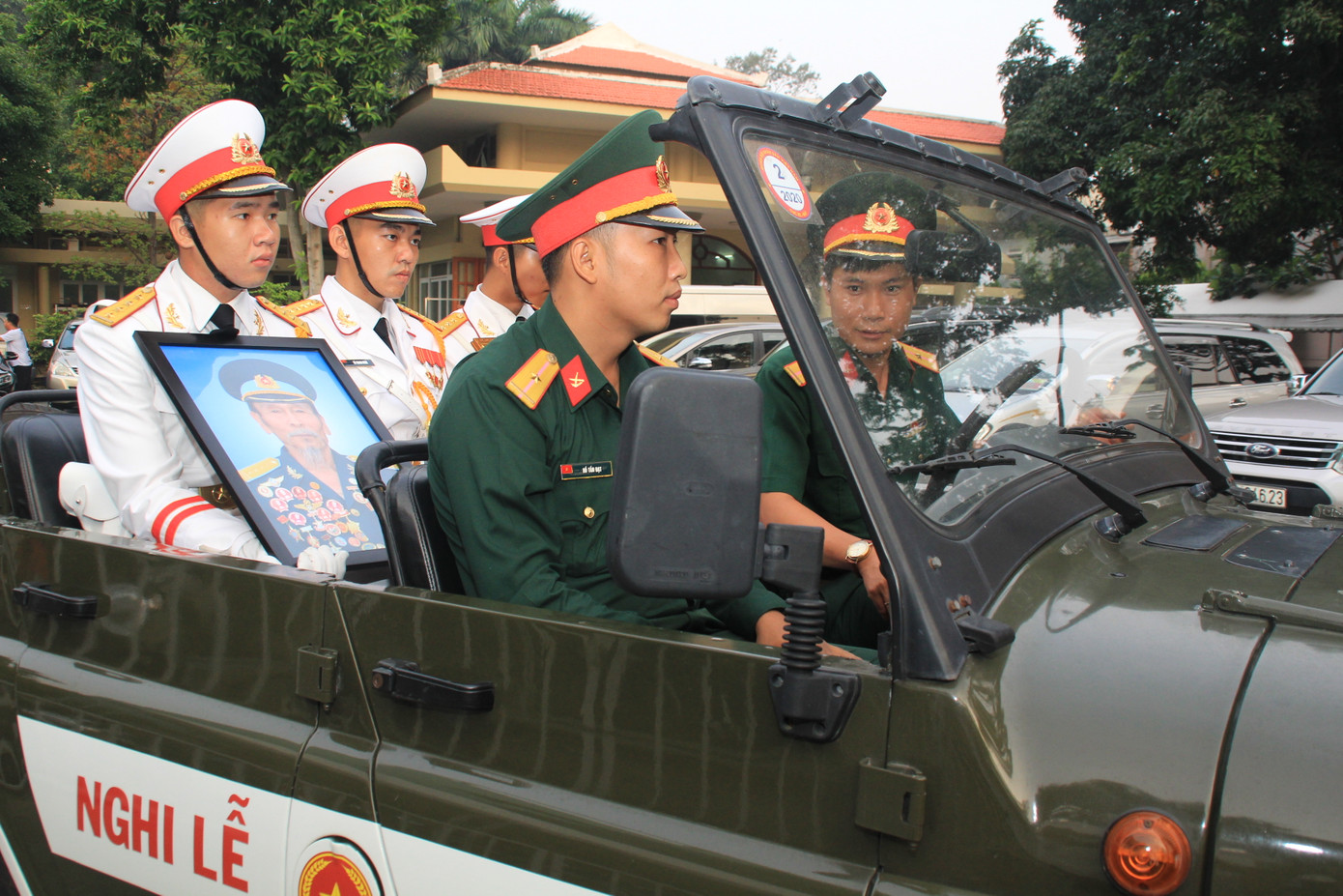 Tiễn đưa linh cữu Anh hùng phi công Nguyễn Văn Bảy về quê nhà ảnh 9