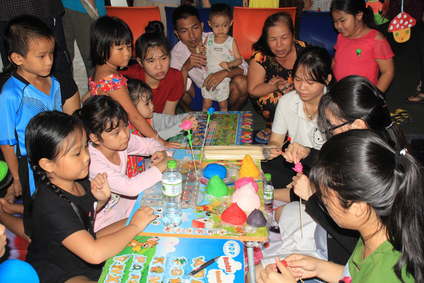 Niềm vui lan tỏa ở ngày hội Trung thu dành tặng bệnh nhi ảnh 1